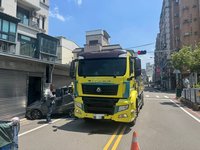 混凝土壓送車支架滑脫　橫掃路旁車輛秒成廢鐵