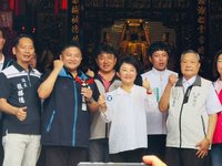盧秀燕赴宜蘭輔選吳宗憲　贈無敵鐵金剛公仔祝當選