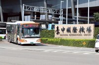 台中公車司機暖心救人　背負乘客協助診所就醫