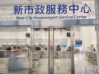 男子持球棒闖台中市府1樓砸電腦 遭警壓制帶回
