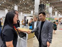 何欣純提設青年局整合資源 江啟臣拋會展經濟專案