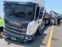 國3砂石車自撞護欄砂石散落　波及3車、5人送醫