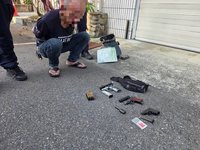 男毒駕遭攔查竟掏改造手槍　台中警奪槍壓制送辦