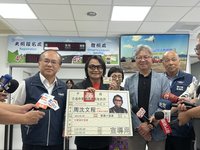 高齡換照新制上路　沈文程台中市監理站開心領新駕照