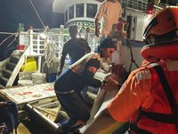 外籍漁工澎湖海域作業受傷 海巡漏夜救援送醫