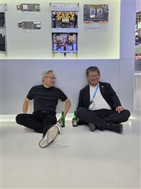 黃仁勳逛電腦展席地而坐　「台味」開喝拉近供應鏈距離