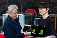 黃仁勳贈RTX 5090顯卡　Faker：對電競選手很重要[影]