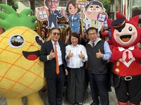 黃偉哲赴嘉市展售台南農產　邀黃敏惠促銷好滋味