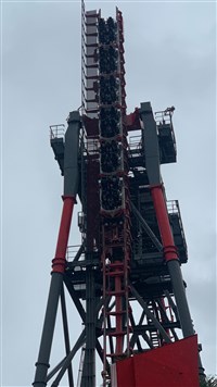 雲霄飛車20人卡半空8分鐘　麗寶：瞬間強風暴雨[影]