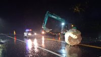 台中和平巨石掉落路中　警通報排除障礙