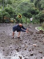 苗縣泰安象鼻村道路落石　村民冒險徒手清出車道