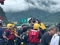 雨天巡視國道6號橋梁遇溪水暴漲　3工人受困獲救