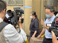 科控中心調度北送　徐春鶯電子腳鐐安裝完成離開