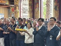 蔡英文高雄宮廟參香　熱情民眾舉牌邀一起爬山