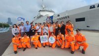 管碧玲邀英國駐台代表首登海巡艦 體驗包粽慶端午