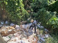 霧峰邊坡遭丟廢棄物   台中市府：掌握車輛依法偵辦