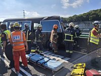 國1五楊南向龜山路段軍方小巴撞遊覽車　11人受傷