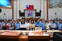 台東縣議會挺釋迦農 陳瑩邀梁文傑品嚐鳳梨釋迦冰棒