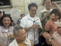 沈伯洋、蔣萬安相遇握手未交談  隔空交鋒淹水議題