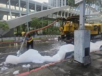 高鐵南港站泡沫溢流路面　北市環保局開罰6000元
