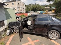 苗栗通緝犯駕車遇警加速逃　彎道自撞護欄藏毒遭逮