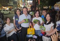 與張善政赴夜市掃街  柯志恩：7月中旬後展開廟口開講