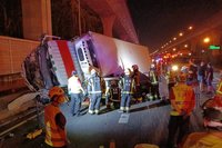 國1桃園段4車事故　大貨車壓轎車1人受困救出送醫