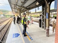 嬰兒車滾落鐵軌引驚嚇　粗心父母遭函送裁罰