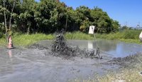 屏東萬丹泥火山噴發　怪手開挖引流道