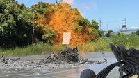 屏東萬丹泥火山噴發　怪手開挖引流道