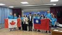加拿大師來台辦英語營隊　屏東學童樂喊很酷