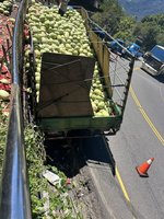 貨車滿載西瓜台14甲線自撞　駕駛受傷西瓜碎一地