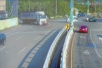 聯結車右轉撞倒直行電動代步車  老翁重傷昏迷