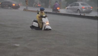 雲林傍晚降下豪雨  多處淹水汽機車冒險涉水而行