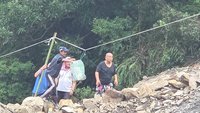 苗栗東河村風災成孤島　部落青年射箭搭繩傳物資