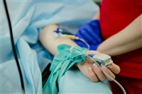 麻醉藥劑治失眠3年內打485次致死　診所醫師遭起訴