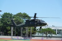 陸軍阿帕契、黑鷹直升機降落中央大學　吸引學生圍觀
