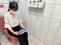 馬桶上滑手機逾5分鐘 罹患痔瘡風險容易提高