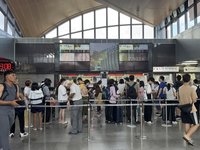 萬里溪堰塞湖恐溢流台鐵部分車班停駛　花蓮站午後湧人潮趕搭末班