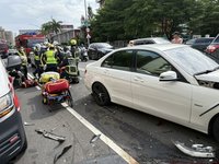 台中多車連環撞 機車遭夾擊騎士命危送醫搶救