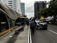 台中科博館公車站事故 轎車推擠公車衝進站釀4傷