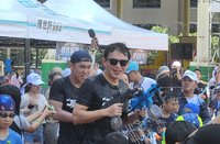 新莊水樂園親子同樂　黃國昌陳世軒遭水槍樂趣圍攻