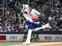 林栚呈明星賽主動扮女裝　總教練讚：球速好像變快