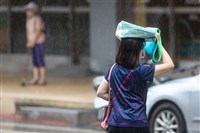 對流旺盛　台中以北、嘉義以南等15縣市大雨特報