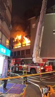 台中5層樓建築晚間火警 6人逃頂樓待援警消灌救