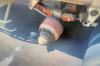 桃園砂石車2輪胎脫落撞計程車及工廠  警將開罰