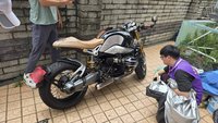 水電行老闆欠勞保費與罰鍰逾百萬　重機遭查封