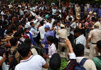 蟑螂運動號召遊行萬人響應　印度警方揮警棍驅離