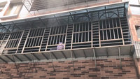 基隆民宅疑行動電源起火  消防員救出受困夫妻