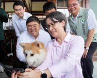 林鐵鹿麻產站長「波吉」吸睛  蕭副總統慕名擼狗